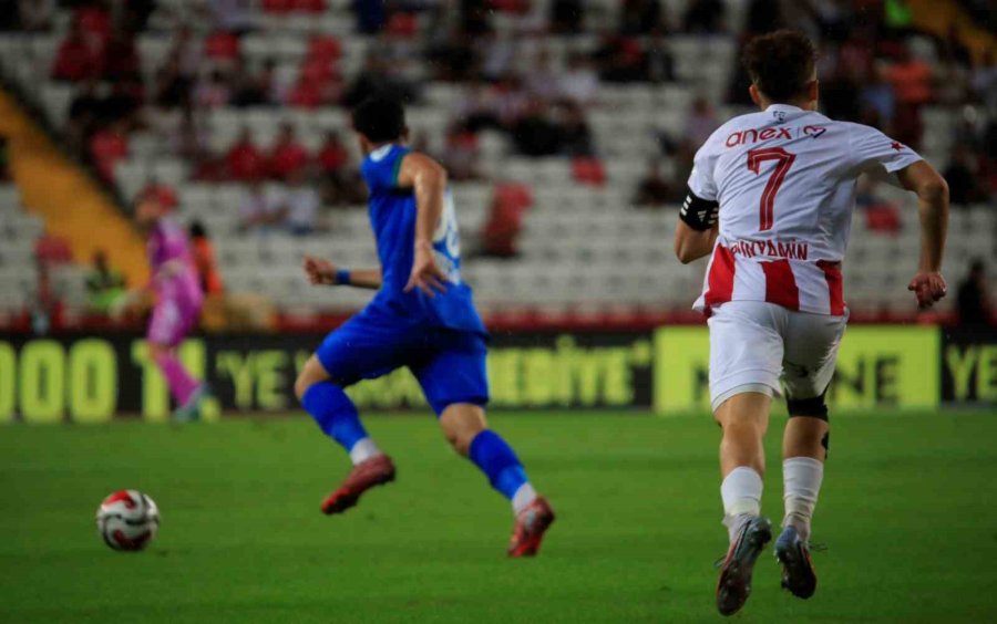Trendyol Süper Lig: Antalyaspor: 1 - Çaykur Rizespor: 2 (ilk Yarı)
