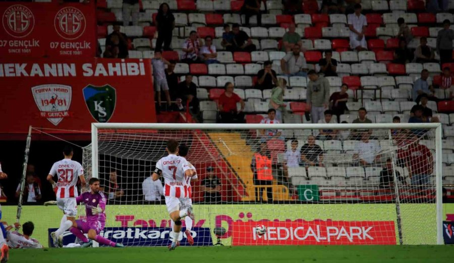 Trendyol Süper Lig: Antalyaspor: 1 - Çaykur Rizespor: 2 (ilk Yarı)
