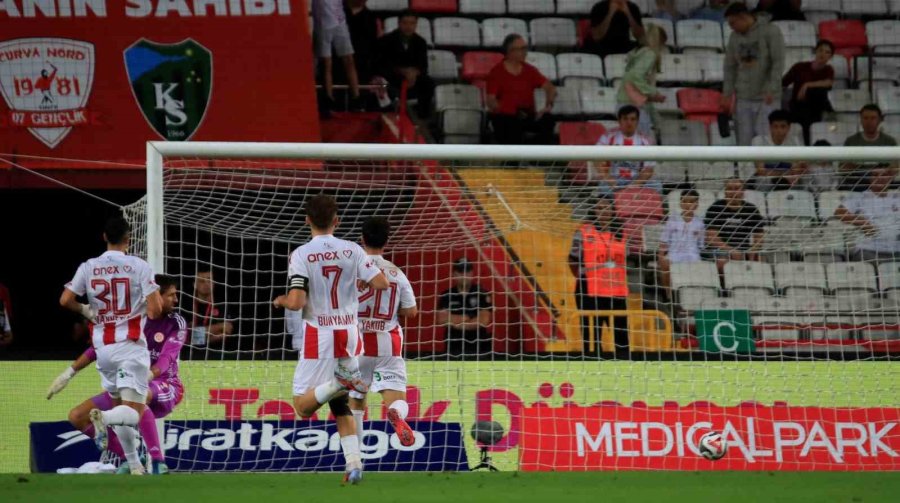 Trendyol Süper Lig: Antalyaspor: 1 - Çaykur Rizespor: 2 (ilk Yarı)