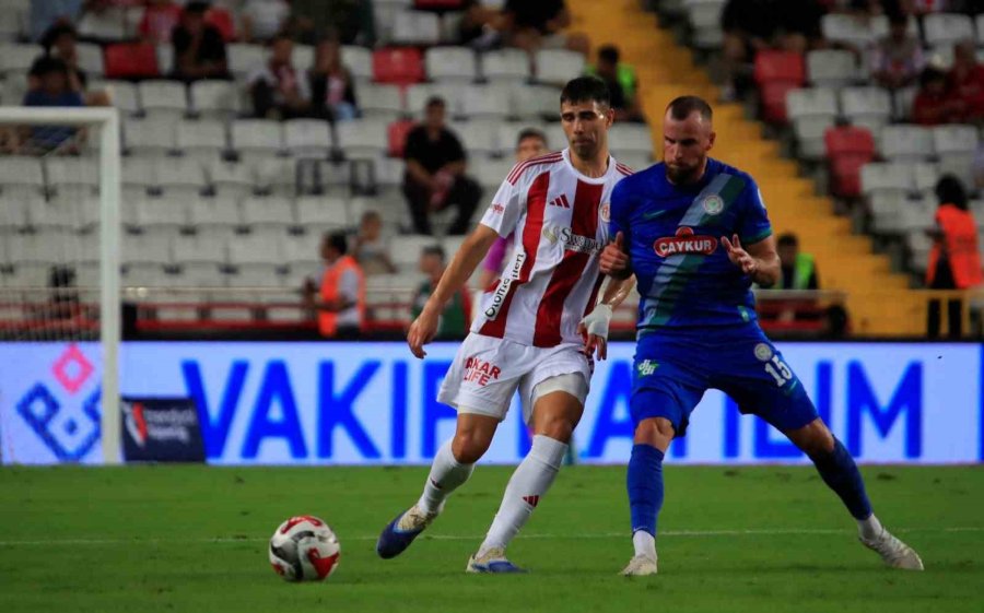 Trendyol Süper Lig: Antalyaspor: 1 - Çaykur Rizespor: 2 (ilk Yarı)