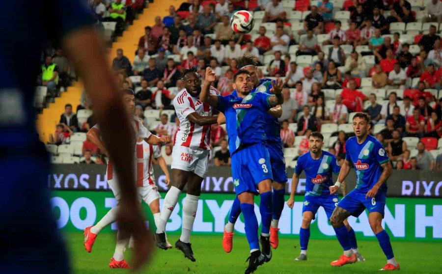 Trendyol Süper Lig: Antalyaspor: 1 - Çaykur Rizespor: 2 (ilk Yarı)