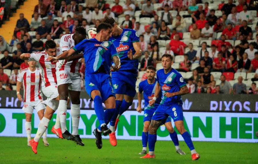 Trendyol Süper Lig: Antalyaspor: 1 - Çaykur Rizespor: 2 (ilk Yarı)