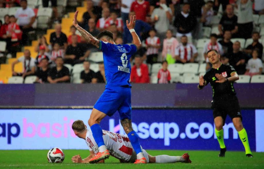 Trendyol Süper Lig: Antalyaspor: 1 - Çaykur Rizespor: 2 (ilk Yarı)