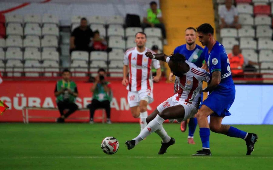 Trendyol Süper Lig: Antalyaspor: 1 - Çaykur Rizespor: 2 (ilk Yarı)