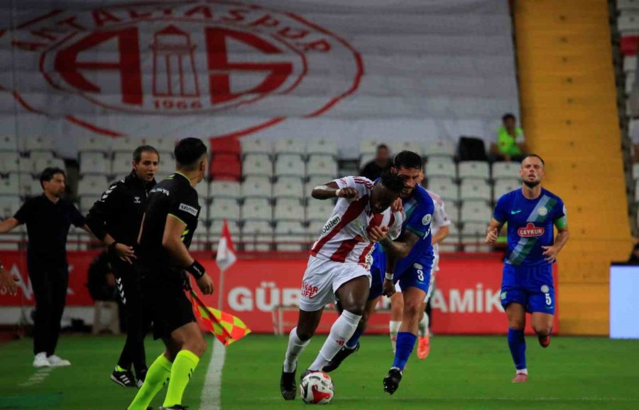 Trendyol Süper Lig: Antalyaspor: 1 - Çaykur Rizespor: 2 (ilk Yarı)