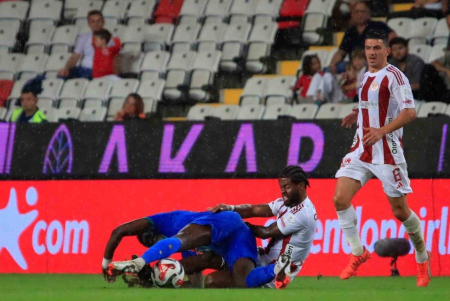Trendyol Süper Lig: Antalyaspor: 1 - Çaykur Rizespor: 2 (ilk Yarı)