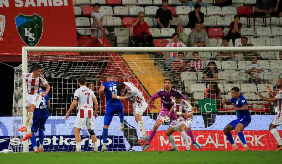 Trendyol Süper Lig: Antalyaspor: 1 - Çaykur Rizespor: 2 (ilk Yarı)