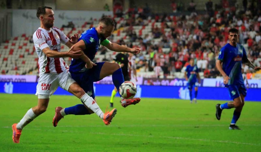 Trendyol Süper Lig: Antalyaspor: 1 - Çaykur Rizespor: 2 (ilk Yarı)