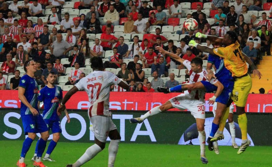 Trendyol Süper Lig: Antalyaspor: 1 - Çaykur Rizespor: 2 (ilk Yarı)