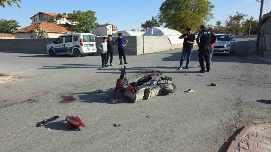 Kamyonet İle Motosiklet Çarpıştı: Anne Ve İki Çocuğu Ağır Yaralı