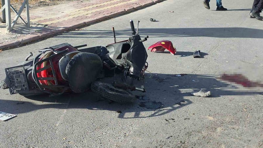 Kamyonet İle Motosiklet Çarpıştı: Anne Ve İki Çocuğu Ağır Yaralı