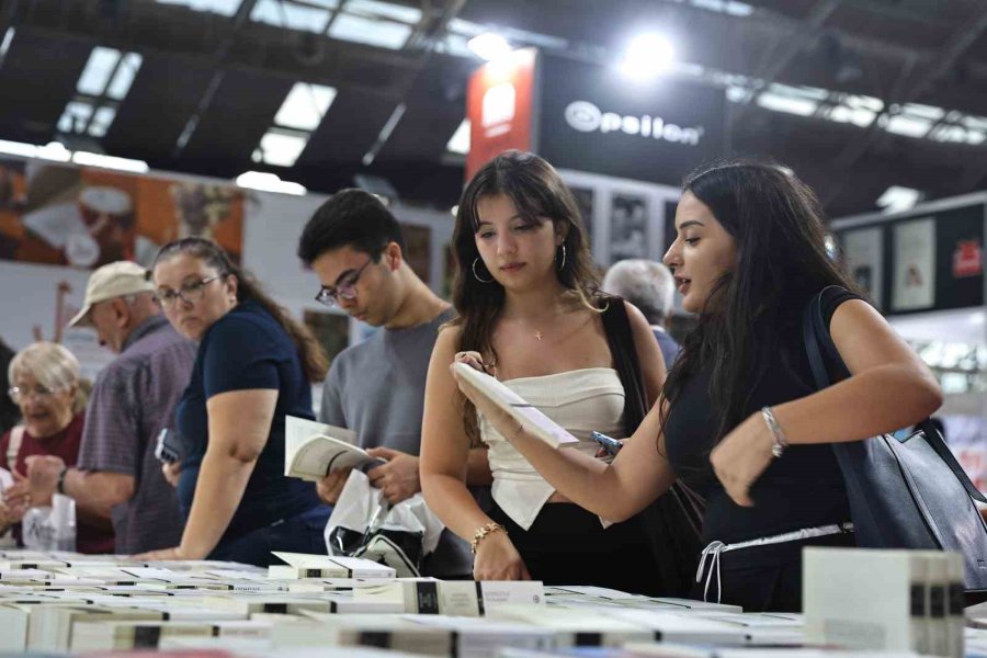 Antalya Kitap Fuarı İlk Gününde Yoğun İlgi Gördü