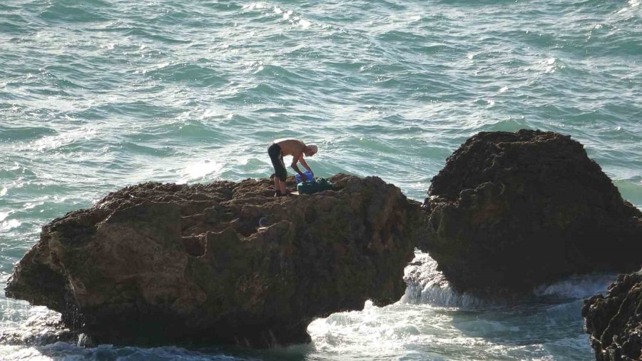 Balık Tuttuğu Kayalıklarda Dalgalar Yükselince Mahsur Kaldı