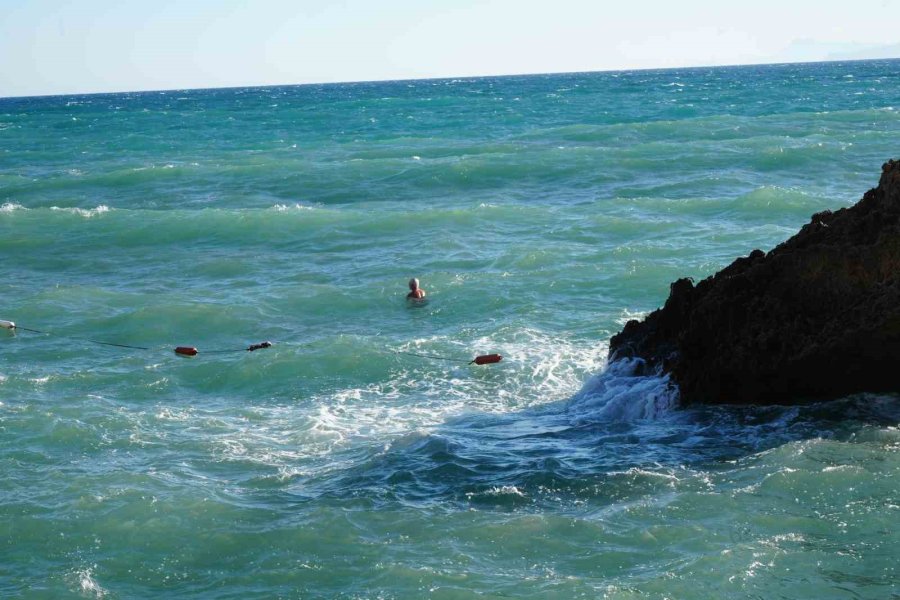 Balık Tuttuğu Kayalıklarda Dalgalar Yükselince Mahsur Kaldı