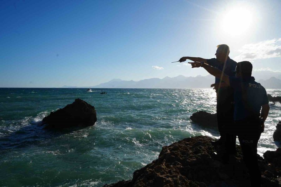 Balık Tuttuğu Kayalıklarda Dalgalar Yükselince Mahsur Kaldı