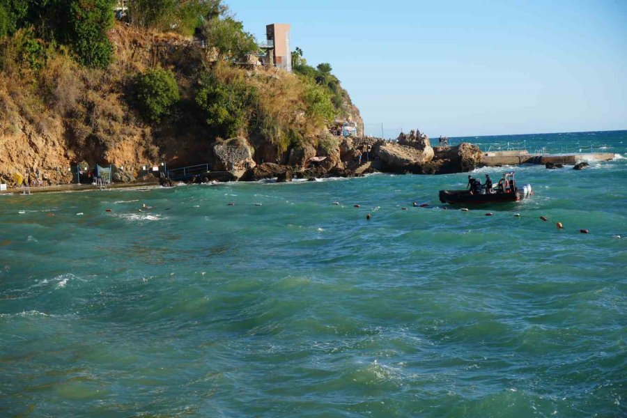 Balık Tuttuğu Kayalıklarda Dalgalar Yükselince Mahsur Kaldı