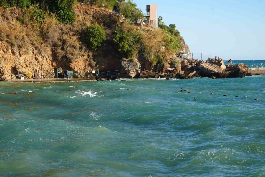 Balık Tuttuğu Kayalıklarda Dalgalar Yükselince Mahsur Kaldı