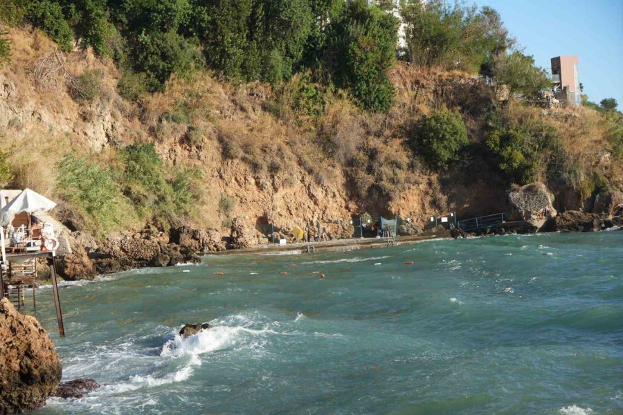 Balık Tuttuğu Kayalıklarda Dalgalar Yükselince Mahsur Kaldı