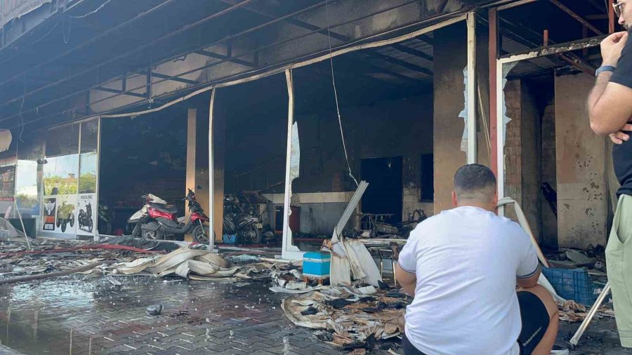 Antalya’da Motosiklet Servisinde Çıkan Yangında 10’un Üzerinde Motosiklet Küle Döndü