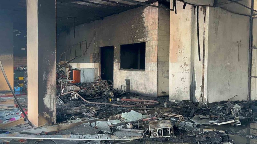 Antalya’da Motosiklet Servisinde Çıkan Yangında 10’un Üzerinde Motosiklet Küle Döndü