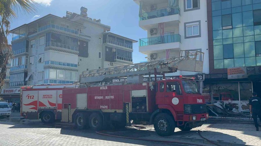 Antalya’da Motosiklet Servisinde Çıkan Yangında 10’un Üzerinde Motosiklet Küle Döndü