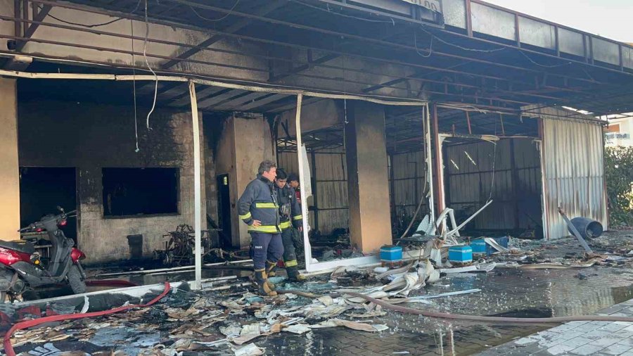 Antalya’da Motosiklet Servisinde Çıkan Yangında 10’un Üzerinde Motosiklet Küle Döndü