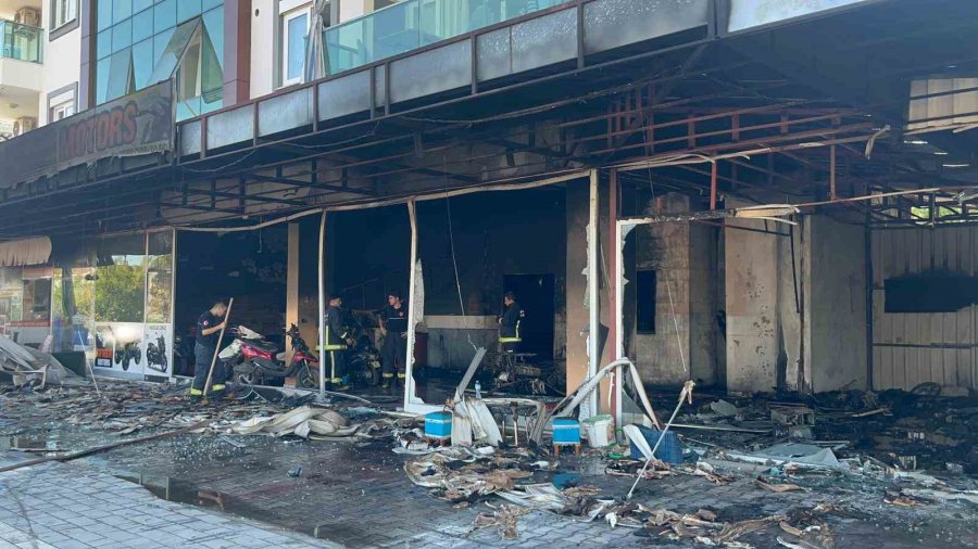 Antalya’da Motosiklet Servisinde Çıkan Yangında 10’un Üzerinde Motosiklet Küle Döndü