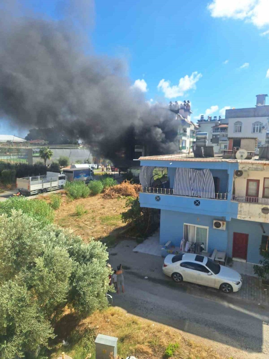 Antalya’da Motosiklet Servisinde Çıkan Yangında 10’un Üzerinde Motosiklet Küle Döndü