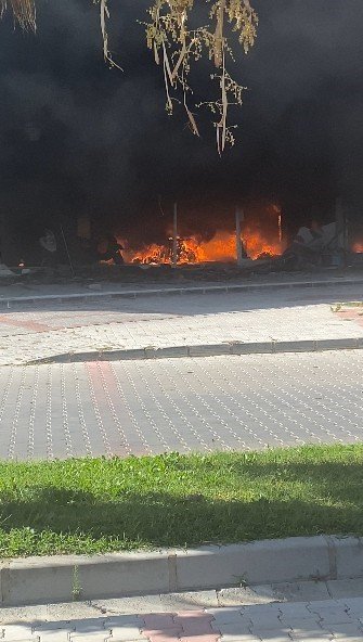 Antalya’da Motosiklet Servisinde Çıkan Yangında 10’un Üzerinde Motosiklet Küle Döndü