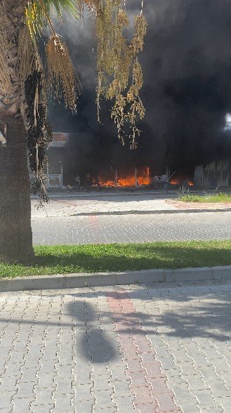 Antalya’da Motosiklet Servisinde Çıkan Yangında 10’un Üzerinde Motosiklet Küle Döndü