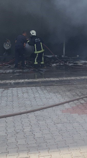 Antalya’da Motosiklet Servisinde Çıkan Yangında 10’un Üzerinde Motosiklet Küle Döndü