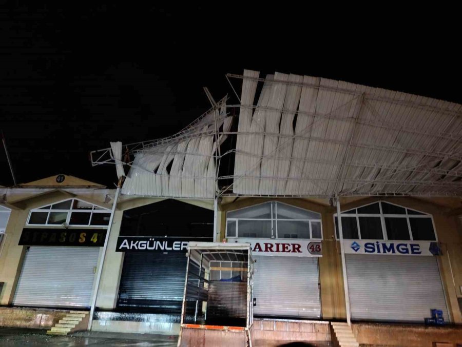 Demre’de Hortum İş Yerinin Çatısına Zarar Verdi, Kaş’ta Yağış Etkili Oldu