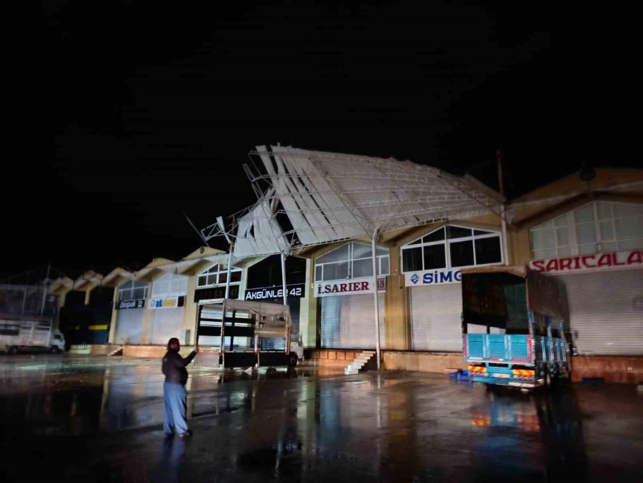 Demre’de Hortum İş Yerinin Çatısına Zarar Verdi, Kaş’ta Yağış Etkili Oldu