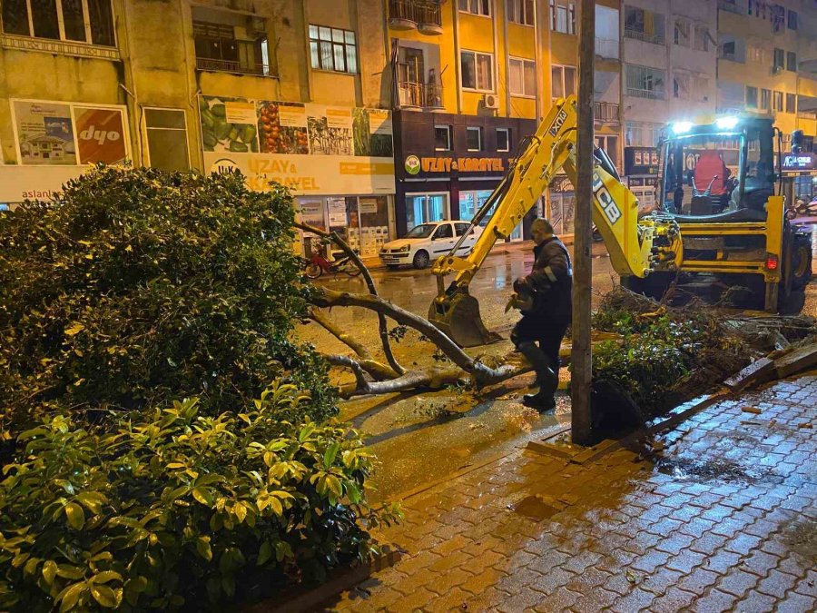 Demre’de Hortum İş Yerinin Çatısına Zarar Verdi, Kaş’ta Yağış Etkili Oldu