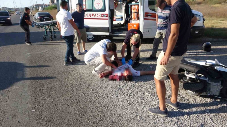 Antalya’da 14 Yaşındaki Çocuğun Kullandığı Motosiklet Kamyonetle Çarpıştı: 1 Yaralı