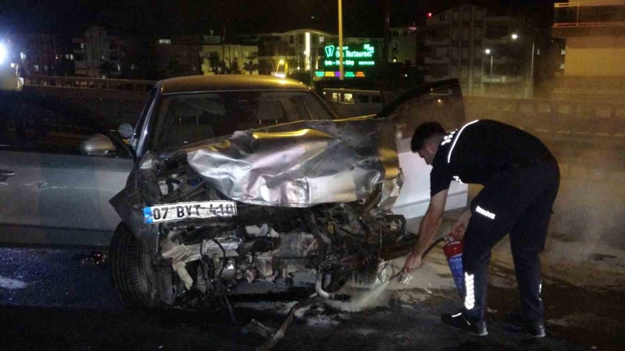 Tırla Otomobil Çarpıştı: Hurdaya Dönen Otomobildeki Sürücü Yaralanmadı, Tır Sürücüsü Kabinde Sıkıştı