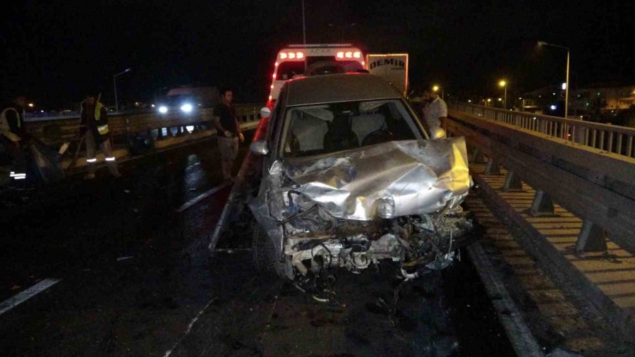 Tırla Otomobil Çarpıştı: Hurdaya Dönen Otomobildeki Sürücü Yaralanmadı, Tır Sürücüsü Kabinde Sıkıştı