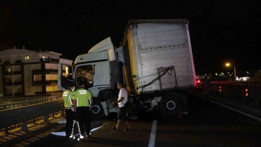 Tırla Otomobil Çarpıştı: Hurdaya Dönen Otomobildeki Sürücü Yaralanmadı, Tır Sürücüsü Kabinde Sıkıştı
