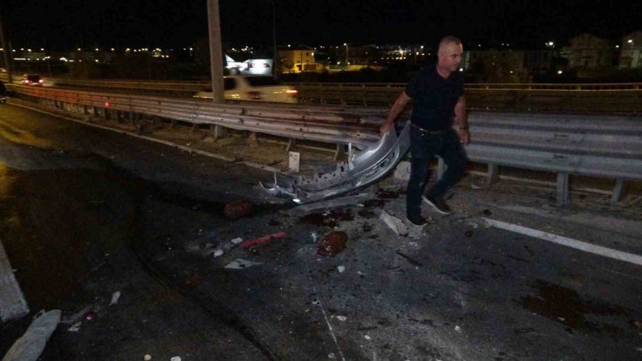 Tırla Otomobil Çarpıştı: Hurdaya Dönen Otomobildeki Sürücü Yaralanmadı, Tır Sürücüsü Kabinde Sıkıştı