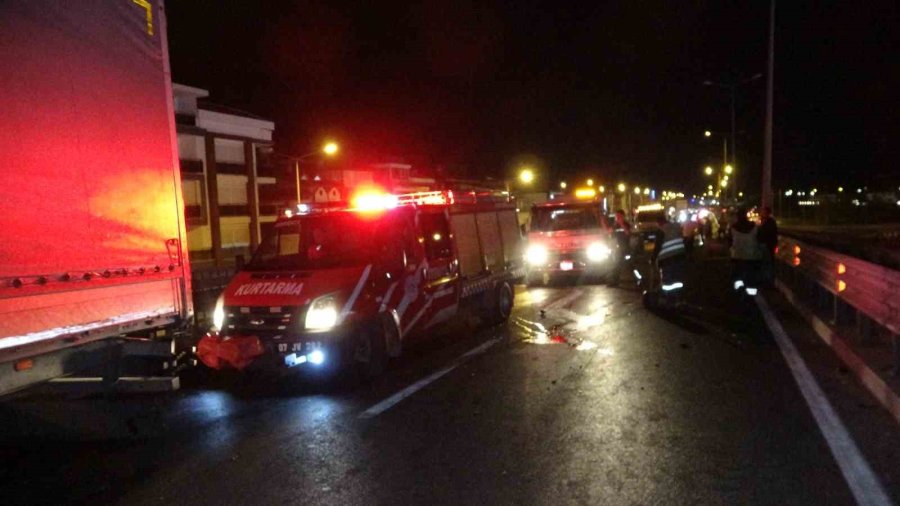 Tırla Otomobil Çarpıştı: Hurdaya Dönen Otomobildeki Sürücü Yaralanmadı, Tır Sürücüsü Kabinde Sıkıştı