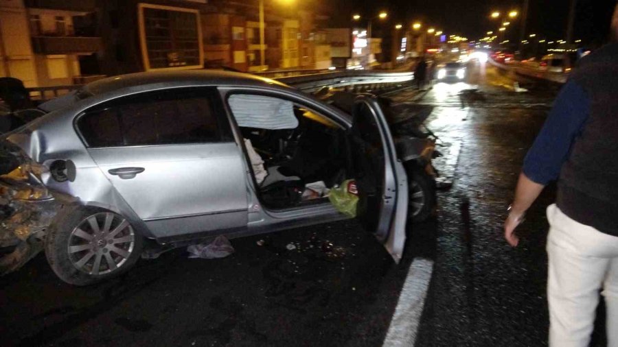 Tırla Otomobil Çarpıştı: Hurdaya Dönen Otomobildeki Sürücü Yaralanmadı, Tır Sürücüsü Kabinde Sıkıştı