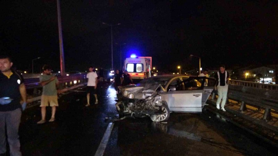 Tırla Otomobil Çarpıştı: Hurdaya Dönen Otomobildeki Sürücü Yaralanmadı, Tır Sürücüsü Kabinde Sıkıştı
