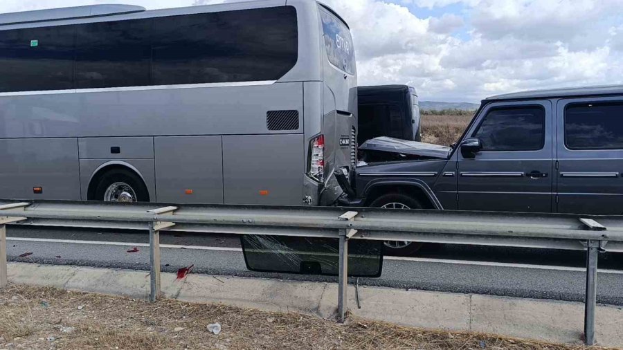 Ekipler Hangi Kazaya Yetişeceğini Şaşırdı: 1 Kilometrelik Mesafede 12 Araçlık 4 Ayrı Zincirleme Kaza