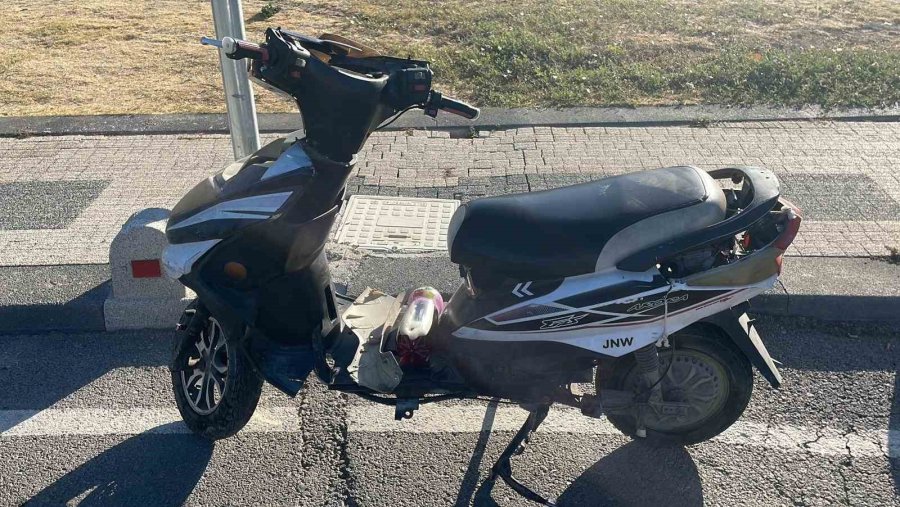 Otomobille Elektrikli Bisiklet Çarpıştı: 1 Yaralı