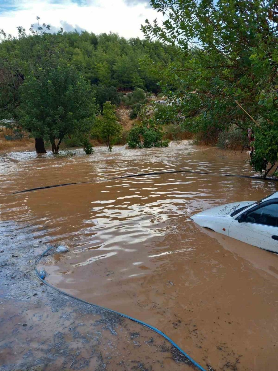 Demre’de Hortum İş Yerinin Çatısına Zarar Verdi, Kaş’ta Yağış Etkili Oldu