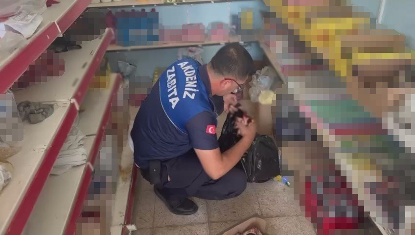 Bakkalda 2022 Yılına Ait Gıda Ürünleri Bulundu