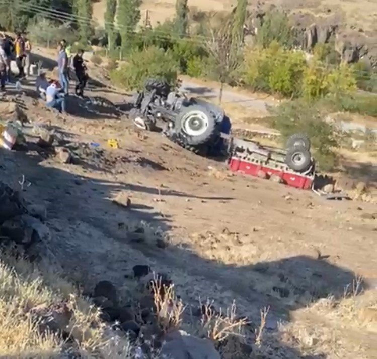 Baba Oğul Devrilen Traktörde Ağır Yaralandı