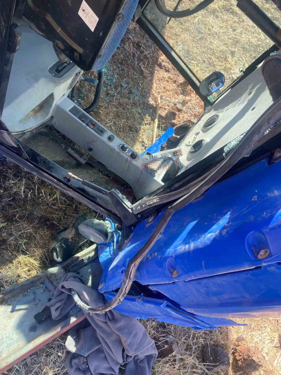 Baba Oğul Devrilen Traktörde Ağır Yaralandı