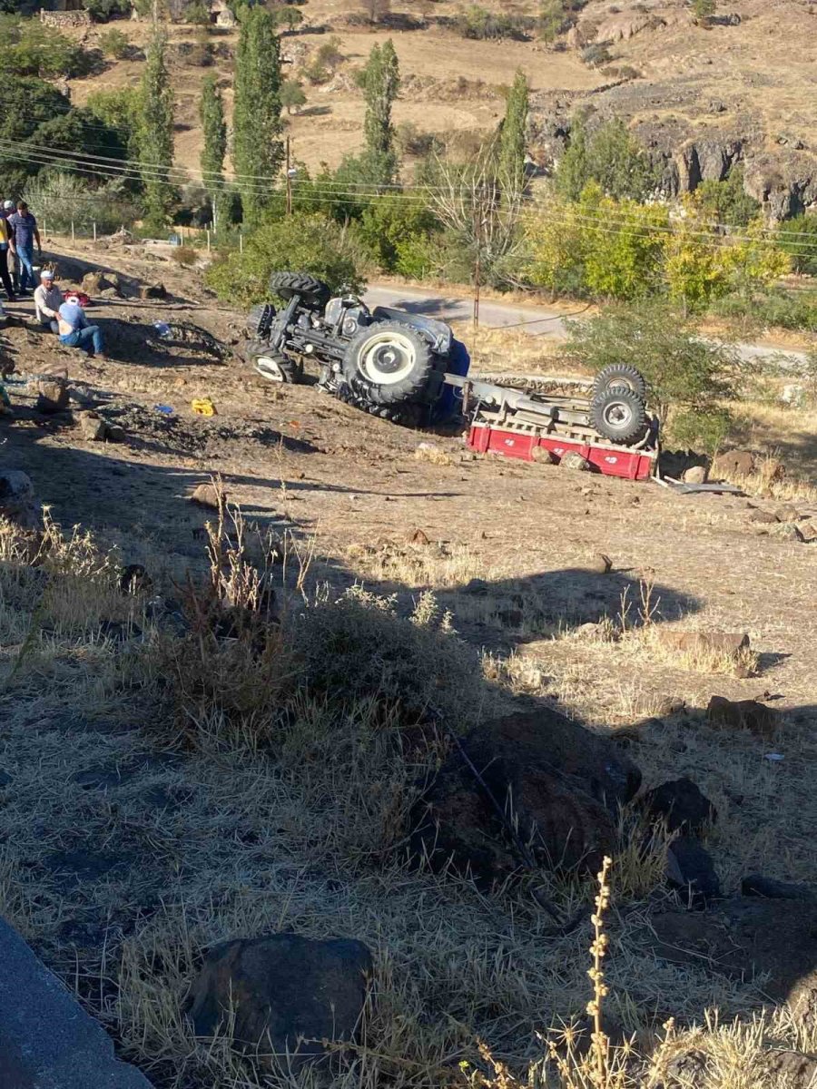 Baba Oğul Devrilen Traktörde Ağır Yaralandı