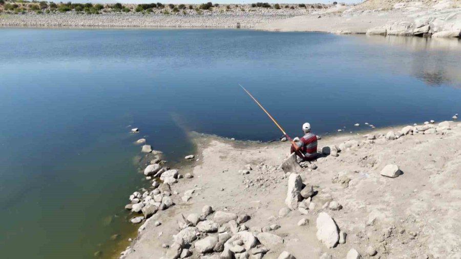 Güzelyurt Göleti’nde Vatandaşların Balık Tutma Keyfi